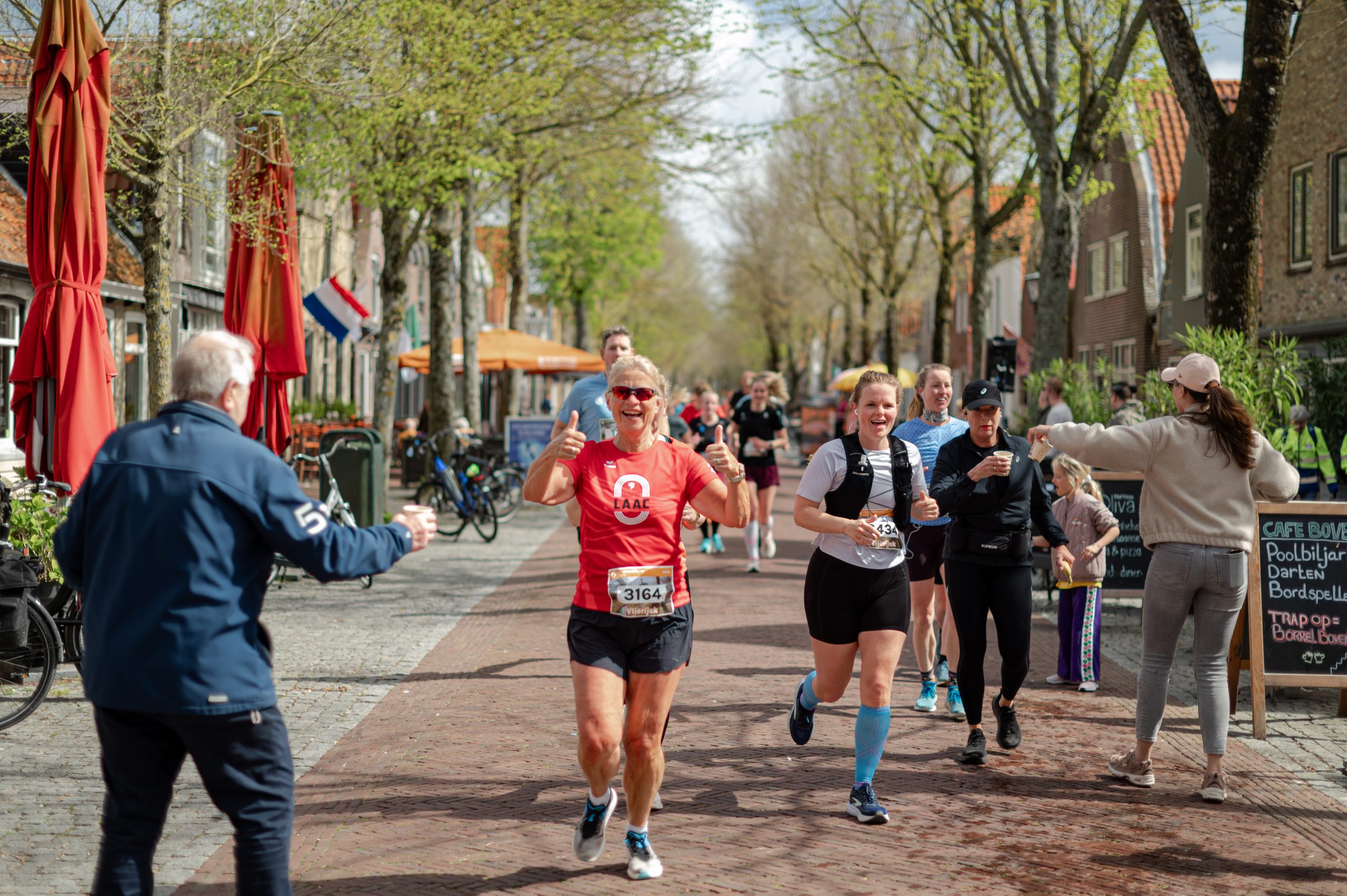Lopers door het dorp op Vlieland